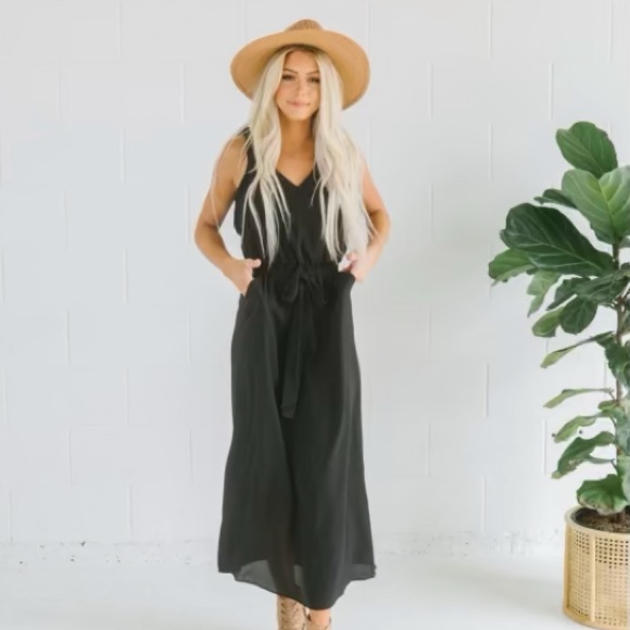 All tied up maxi dress NWOT - Picture 2 of 3